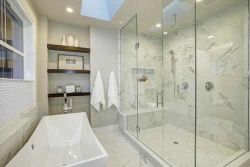 Amazing,White,And,Gray,Marble,Master,Bathroom,With,Large,Glass